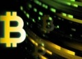 Bitcoin se desploma por debajo de los $77,000 ante la presión del petróleo y los rendimientos del Tesoro sobre los activos de riesgo.