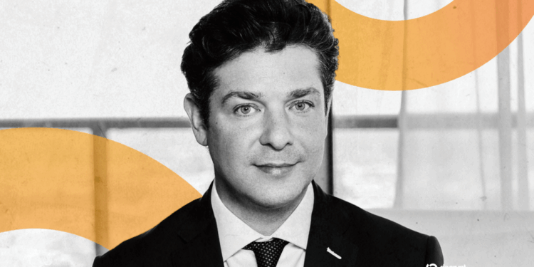 Candidato de Florida hace historia al vender 10 Bitcoin por $800.000 para impulsar su campaña al Congreso