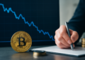 Bitcoin se desploma un 37% en un año y lucha por mantener los $63.700: ¿está en camino otro colapso?