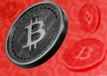 Bitcoin se desploma a niveles no vistos en dos meses por fuga de ETFs y liquidaciones estratégicas.