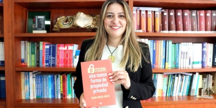 Clara García desvela los secretos del Bitcoin en su nuevo libro presentado en Salamanca