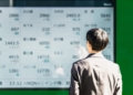 El Nikkei japonés alcanza su máximo histórico con un sorprendente aumento del 3% a pesar de las tensiones en Hormuz.