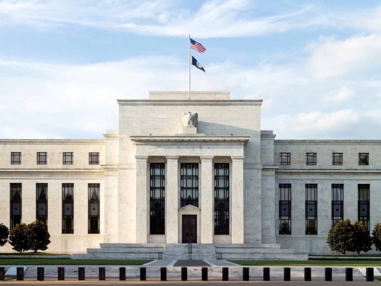 La apuesta de Kevin Warsh: ¿Debería la Fed sorprender más a Wall Street?