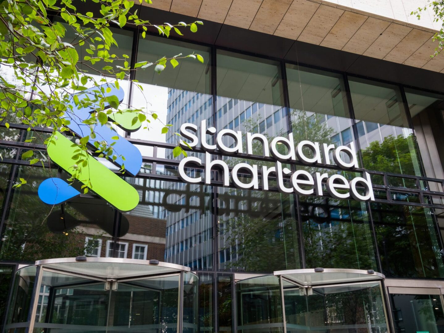 Standard Chartered advierte: ¿Está Bitcoin a un paso de tocar fondo tras su brusca caída?