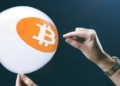 Bitcoin se desploma a su mínimo desde 2024: ¿por qué su valor se ha reducido a menos de la mitad de su récord histórico?