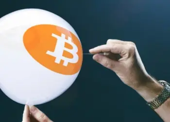 Bitcoin se desploma a su mínimo desde 2024: ¿por qué su valor se ha reducido a menos de la mitad de su récord histórico?