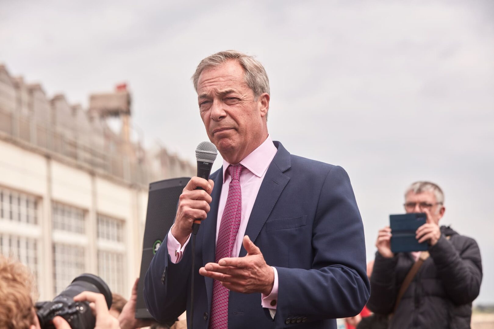 Inversores de criptomonedas británicos apoyan con grandes sumas al partido de Nigel Farage