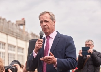 Inversores de criptomonedas británicos apoyan con grandes sumas al partido de Nigel Farage