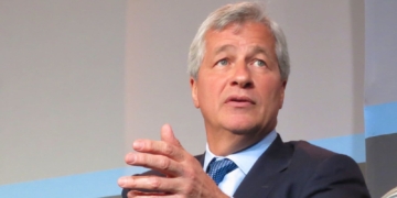 Dimon de JPMorgan arremete contra la ley cripto y descalifica al CEO de Coinbase como un iluso