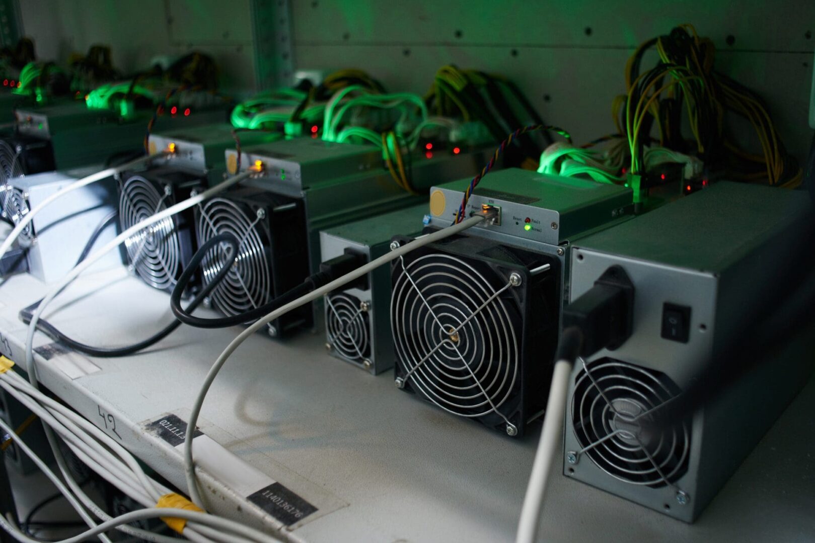 Georgia interviene 148 máquinas de criptominería en un escándalo por robo de electricidad