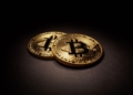 Una rara moneda física de Bitcoin de 2011 se vende por una increíble suma millonaria