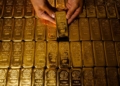 El oro se desploma y borra sus ganancias anuales en un instante sorprendente. 2 El oro se desploma y borra sus ganancias anuales en un instante sorprendente.
