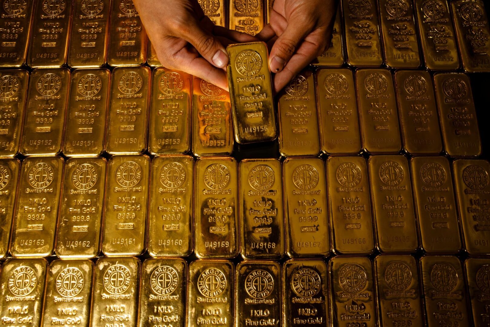 El oro se desploma y borra sus ganancias anuales en un instante sorprendente.