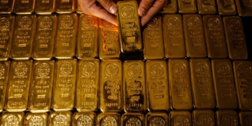 El oro se desploma y borra sus ganancias anuales en un instante sorprendente. 3 El oro se desploma y borra sus ganancias anuales en un instante sorprendente.