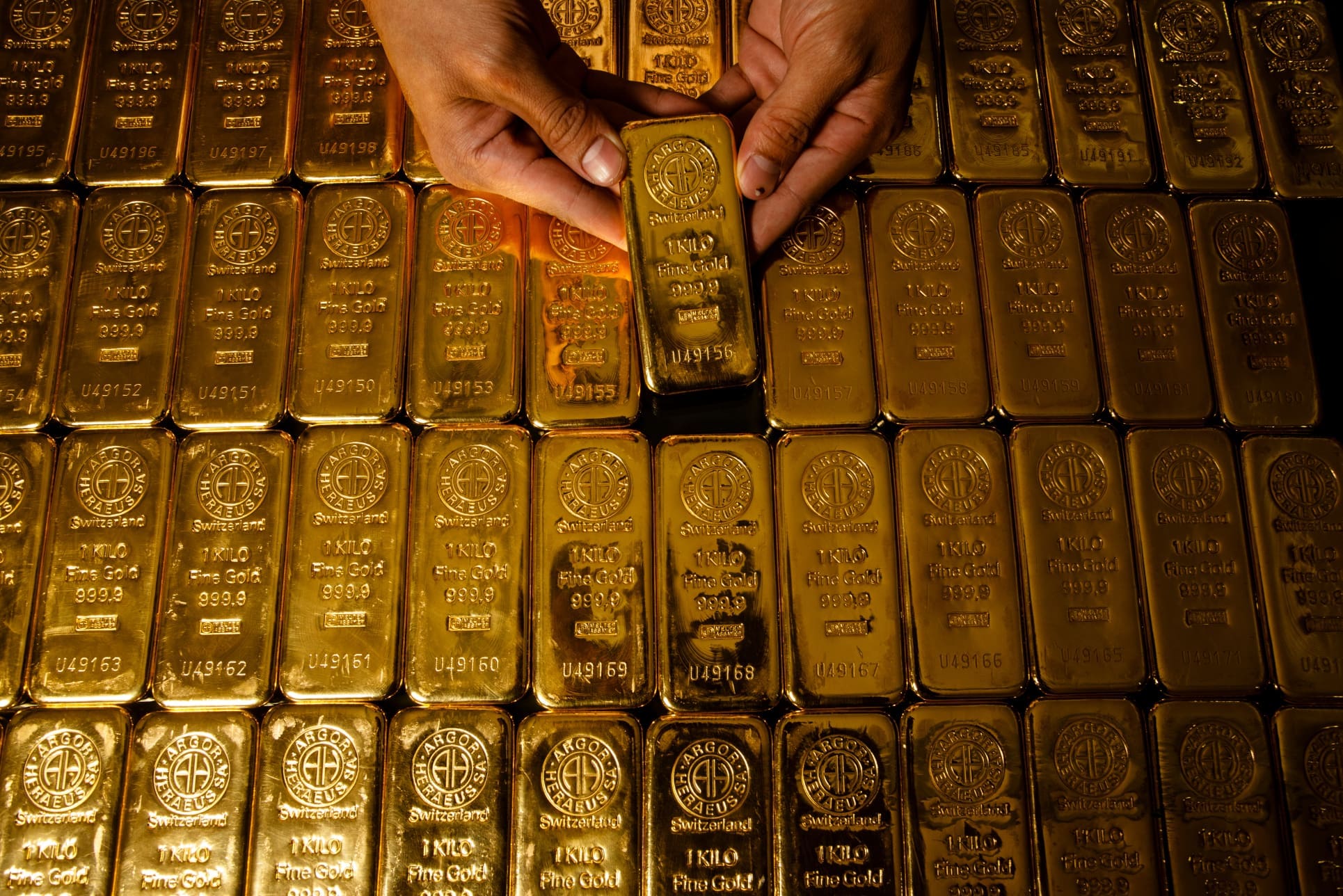 El oro se desploma y borra sus ganancias anuales en un instante sorprendente. 1 El oro se desploma y borra sus ganancias anuales en un instante sorprendente.