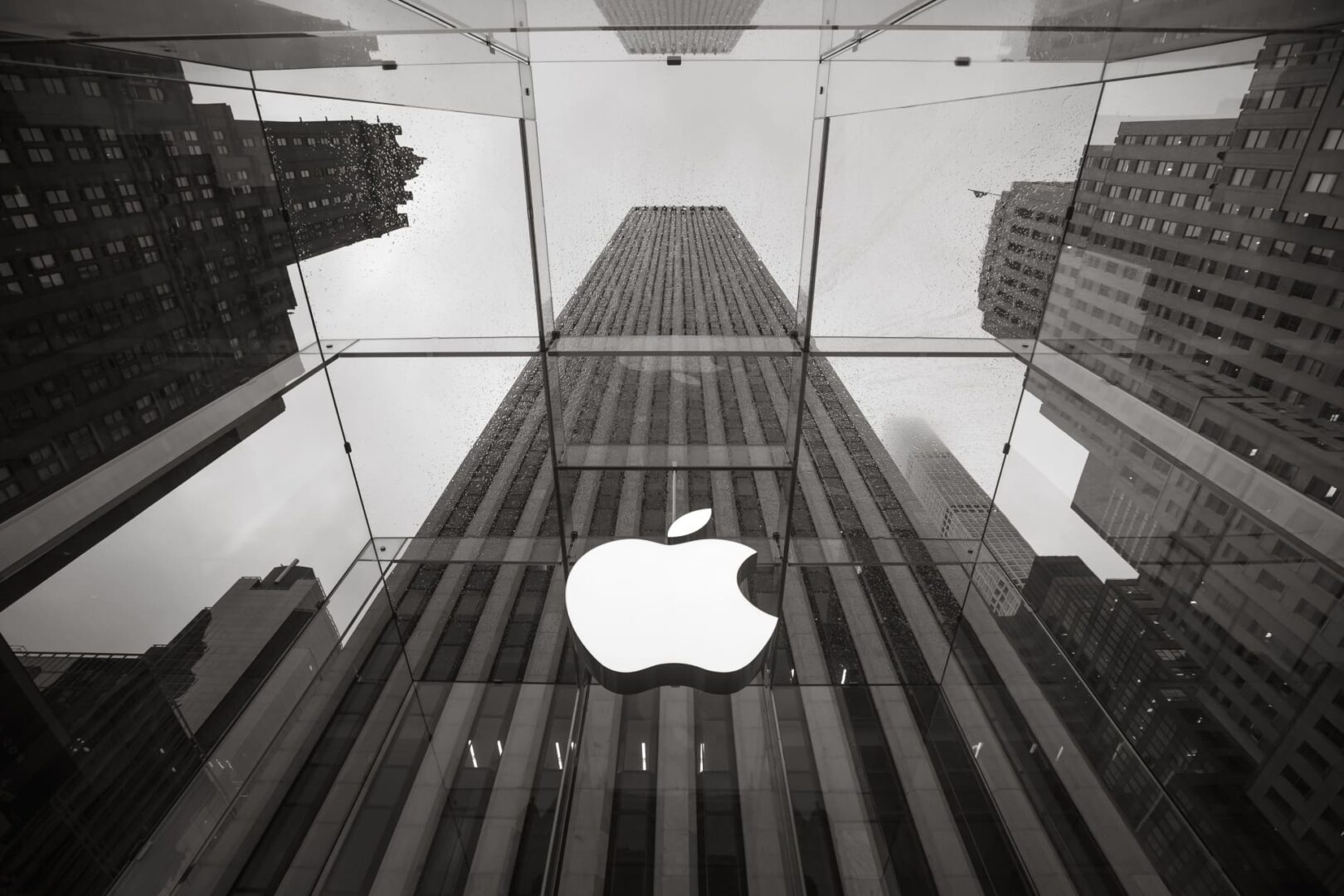 Apple sorprende con su ambiciosa IA, pero el mercado reacciona con una caída del 5% en sus acciones.