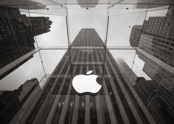 Apple sorprende con su ambiciosa IA, pero el mercado reacciona con una caída del 5% en sus acciones.