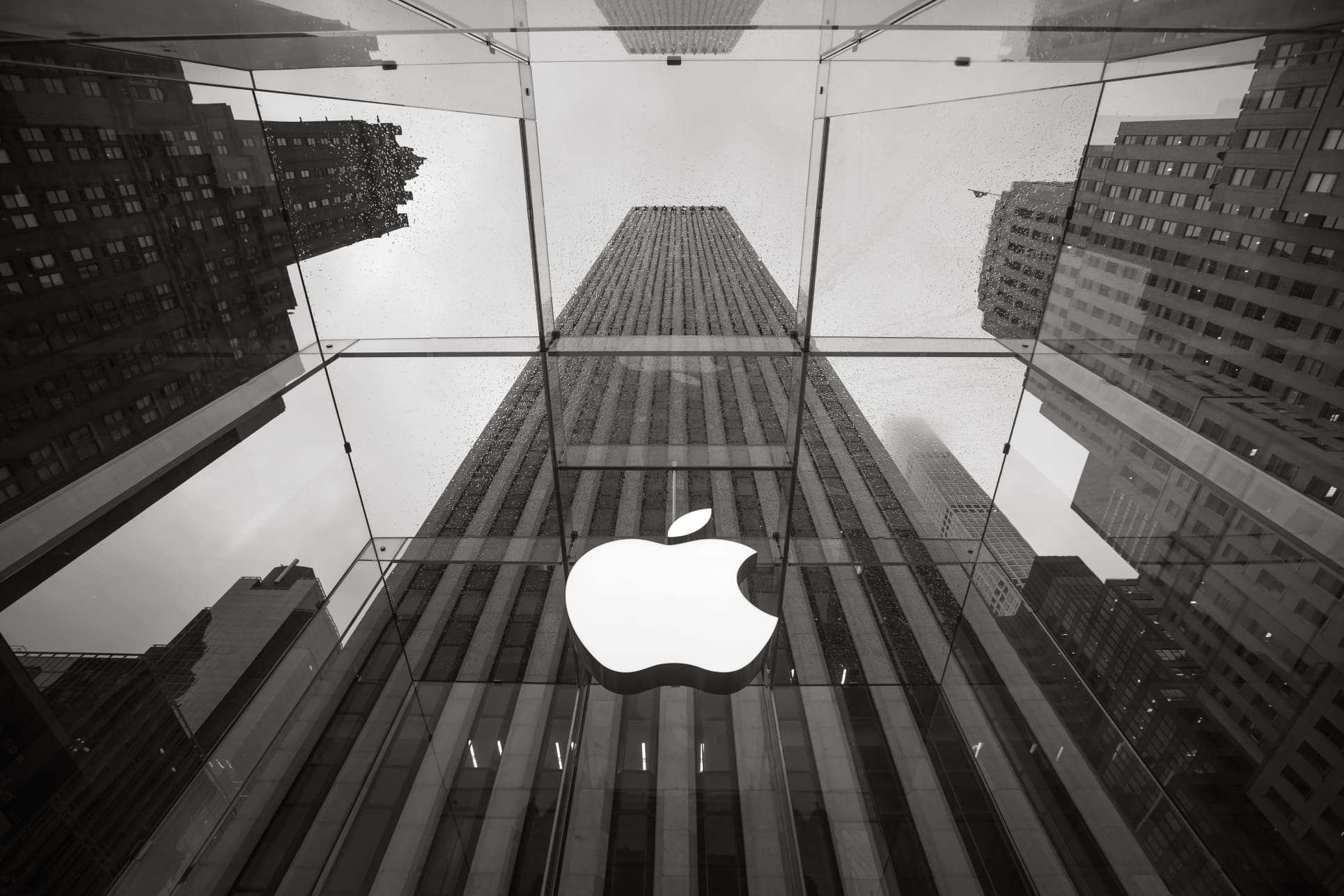 Apple sorprende con su ambiciosa IA, pero el mercado reacciona con una caída del 5% en sus acciones. 1 Apple sorprende con su ambiciosa IA, pero el mercado reacciona con una caída del 5% en sus acciones.