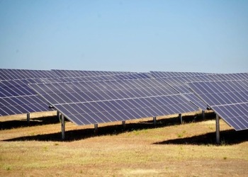 La sorprendente planta solar Renopool entre Badajoz y Solana empieza a generar energía con una impresionante capacidad de 330 MW.