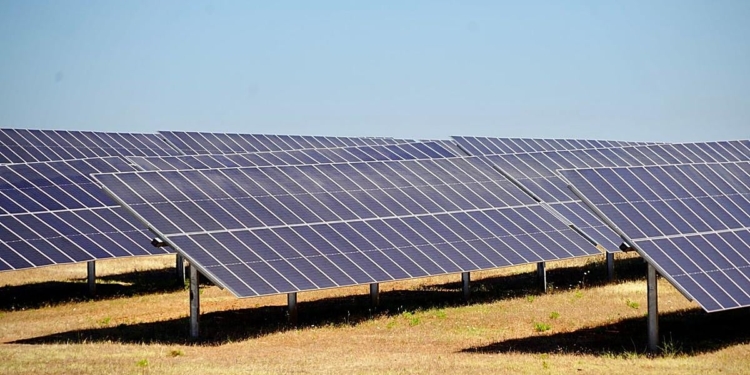 La sorprendente planta solar Renopool entre Badajoz y Solana empieza a generar energía con una impresionante capacidad de 330 MW.