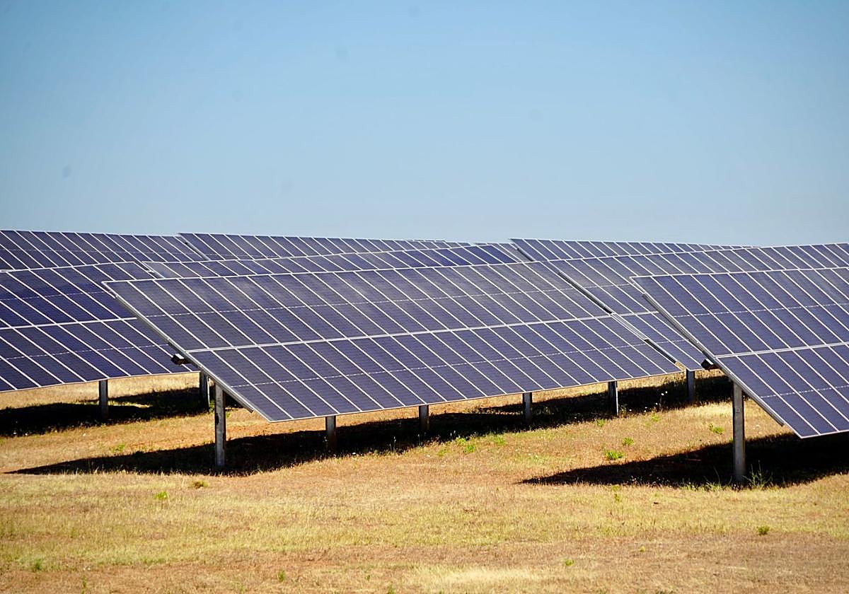 La sorprendente planta solar Renopool entre Badajoz y Solana empieza a generar energía con una impresionante capacidad de 330 MW. 1 La sorprendente planta solar Renopool entre Badajoz y Solana empieza a generar energía con una impresionante capacidad de 330 MW.