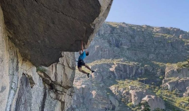 Javi Cano desafía la gravedad con su propuesta de 9a para ‘La perla al revés’ en Solana de Ávila. 1 Javi Cano desafía la gravedad con su propuesta de 9a para ‘La perla al revés’ en Solana de Ávila.