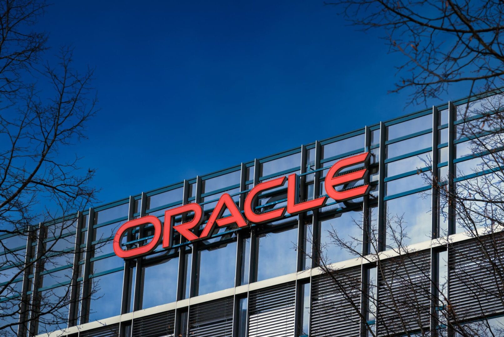 Oracle en la cuerda floja: el impacto de los costos de centros de datos frena su auge en inteligencia artificial