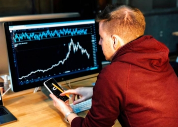 Bitcoin cae por debajo de los $67,000 y los operadores alertan sobre un posible giro provocado por Trump.