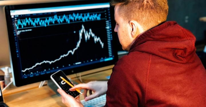 Bitcoin cae por debajo de los $67,000 y los operadores alertan sobre un posible giro provocado por Trump.