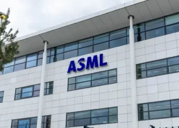 ASML logra un hito histórico en su valor tras el avance de Intel: ¿qué significa para el futuro de la industria?