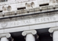 La Fed sorprende al mundo al mantener las tasas en la primera aparición de Warsh como presidente.