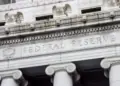 La Fed sorprende al mundo al mantener las tasas en la primera aparición de Warsh como presidente.