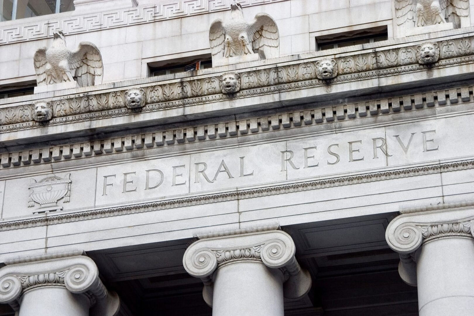 La Fed sorprende al mundo al mantener las tasas en la primera aparición de Warsh como presidente.