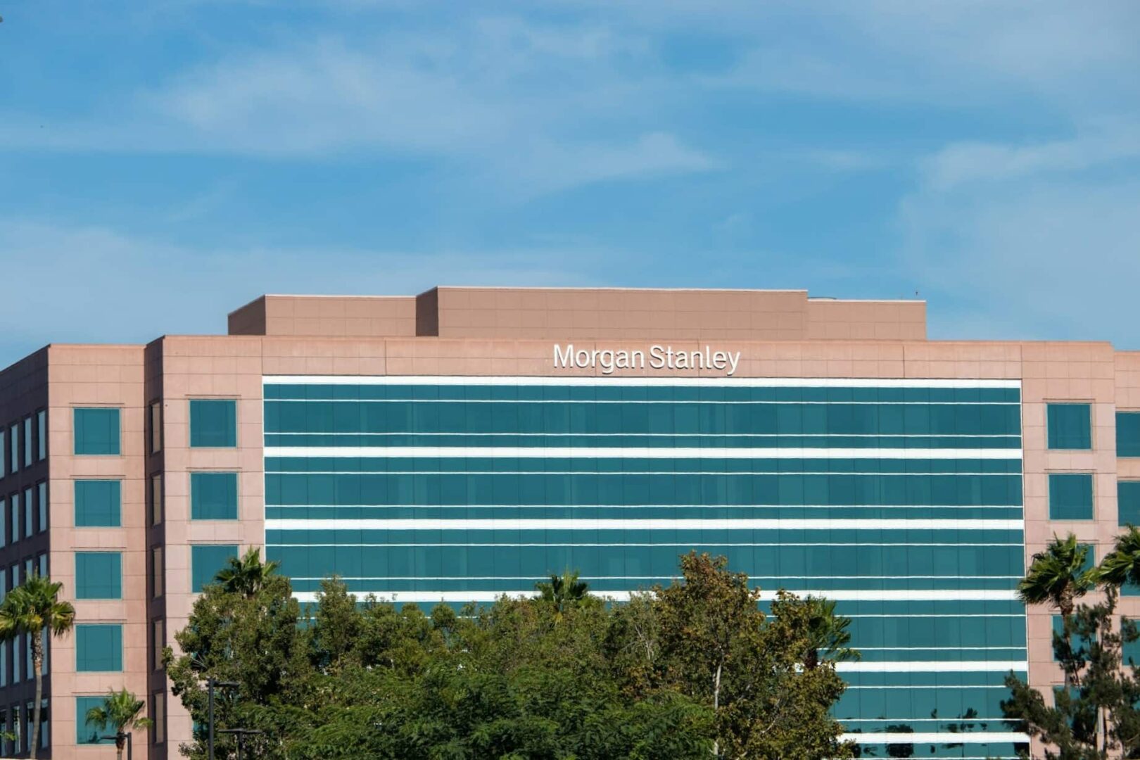 Morgan Stanley revoluciona el mercado con ETF de Ethereum y Solana a precios imbatibles.