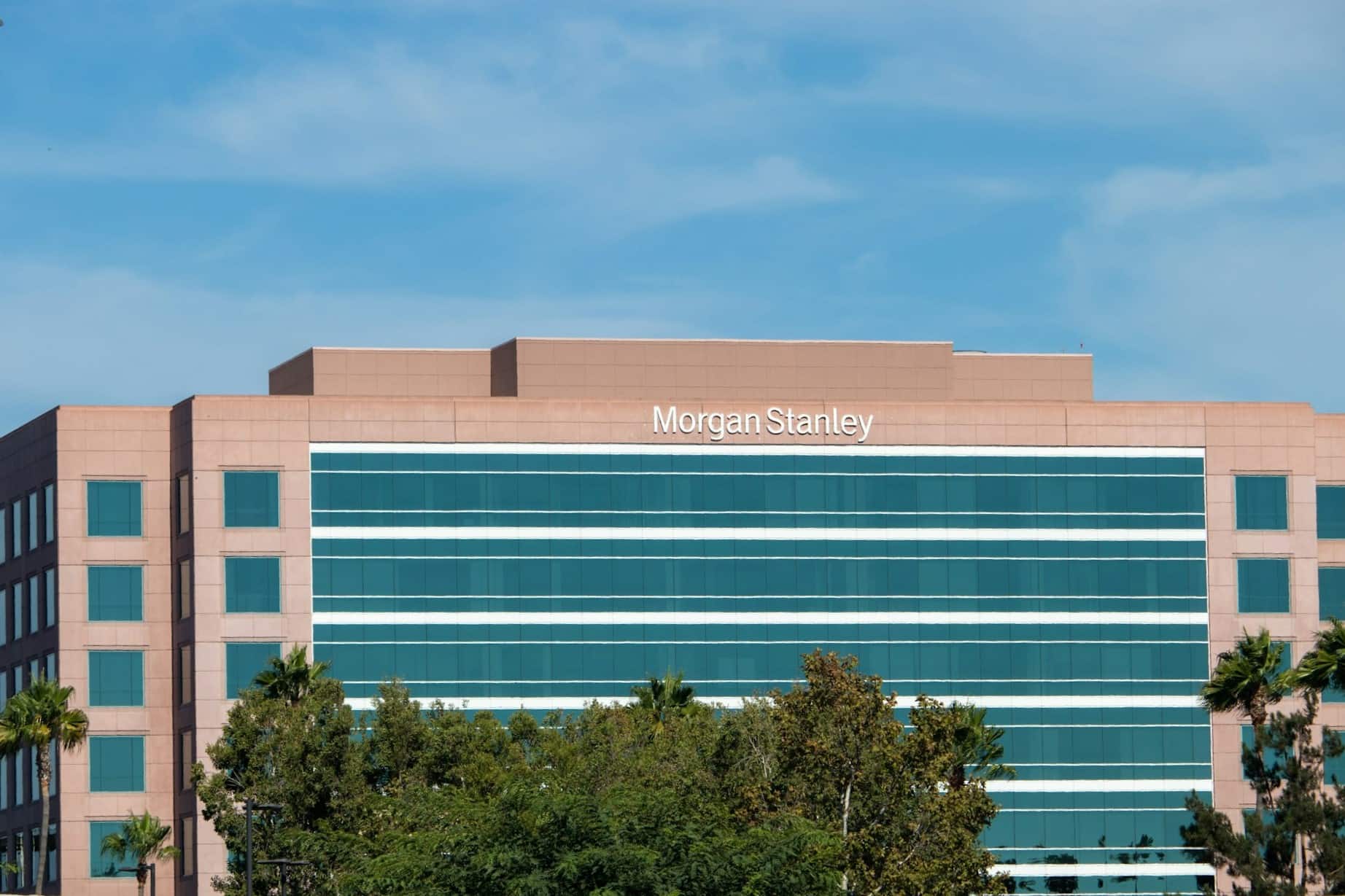 Morgan Stanley revoluciona el mercado con ETF de Ethereum y Solana a precios imbatibles. 1 Morgan Stanley revoluciona el mercado con ETF de Ethereum y Solana a precios imbatibles.