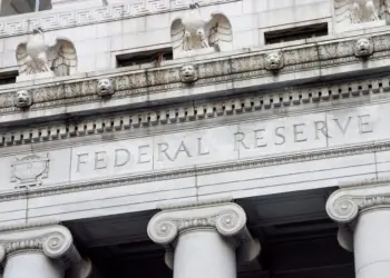 La Fed sorprende al mantener las tasas en el primer día de Warsh como presidente