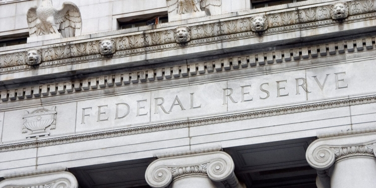 La Fed sorprende al mantener las tasas en el primer día de Warsh como presidente 1 La Fed sorprende al mantener las tasas en el primer día de Warsh como presidente