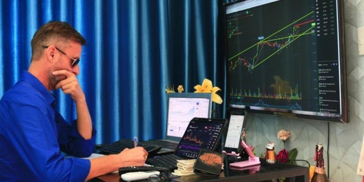 La formación de una bandera bajista en Bitcoin podría llevar su precio a los $55,000, advierte un analista. 1 La formación de una bandera bajista en Bitcoin podría llevar su precio a los $55,000, advierte un analista.