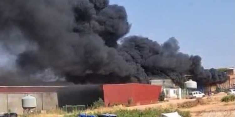 Incendio en Solana de los Barros deja dos personas afectadas por inhalación de humo en naves agrícolas
