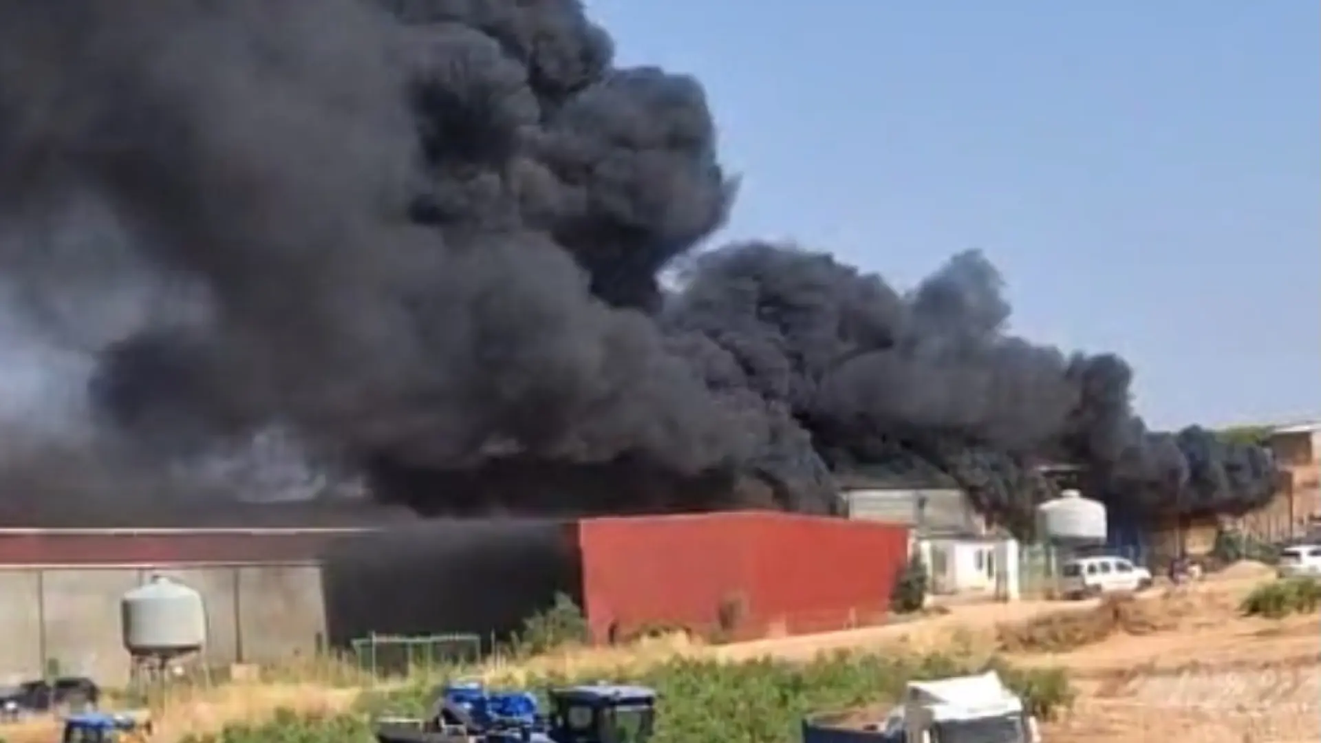 Incendio en Solana de los Barros deja dos personas afectadas por inhalación de humo en naves agrícolas
