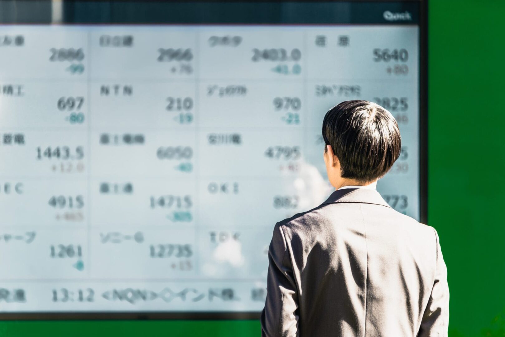 El Nikkei alcanza cifras históricas mientras Japón se enfrenta a un desafío inminente.