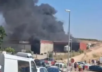 Impactante incendio arrasa instalaciones agrícolas en Solana de los Barros, Badajoz