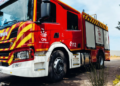 Dos personas afectadas por humo en un espectacular incendio de naves en Solana de los Barros