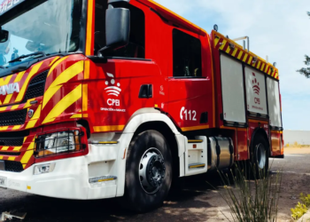 Dos personas afectadas por humo en un espectacular incendio de naves en Solana de los Barros 4 Dos personas afectadas por humo en un espectacular incendio de naves en Solana de los Barros