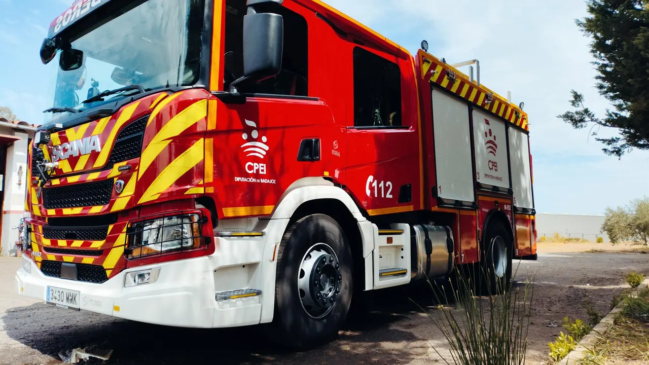 Dos personas afectadas por humo en un espectacular incendio de naves en Solana de los Barros 1 Dos personas afectadas por humo en un espectacular incendio de naves en Solana de los Barros