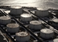 Brent se desploma por debajo de los 76 dólares: descubre los mínimos históricos desde el conflicto con Irán.