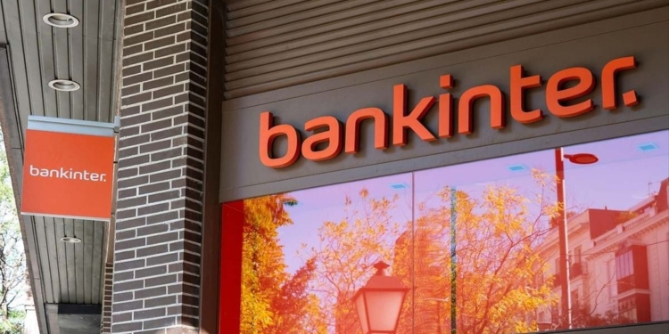 Bankinter se adentra en el mundo cripto y evalúa la posibilidad de que sus clientes compren bitcoin.