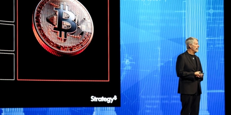 Las tácticas de compra de bitcoin de Michael Saylor revelan debilidades en el mercado.