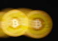 Oro y bitcoins: ¿pueden estos activos deslumbrar como refugio seguro en tiempos de incertidumbre?