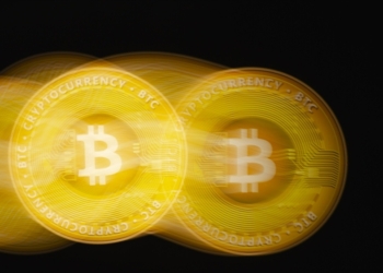 Oro y bitcoins: ¿pueden estos activos deslumbrar como refugio seguro en tiempos de incertidumbre?
